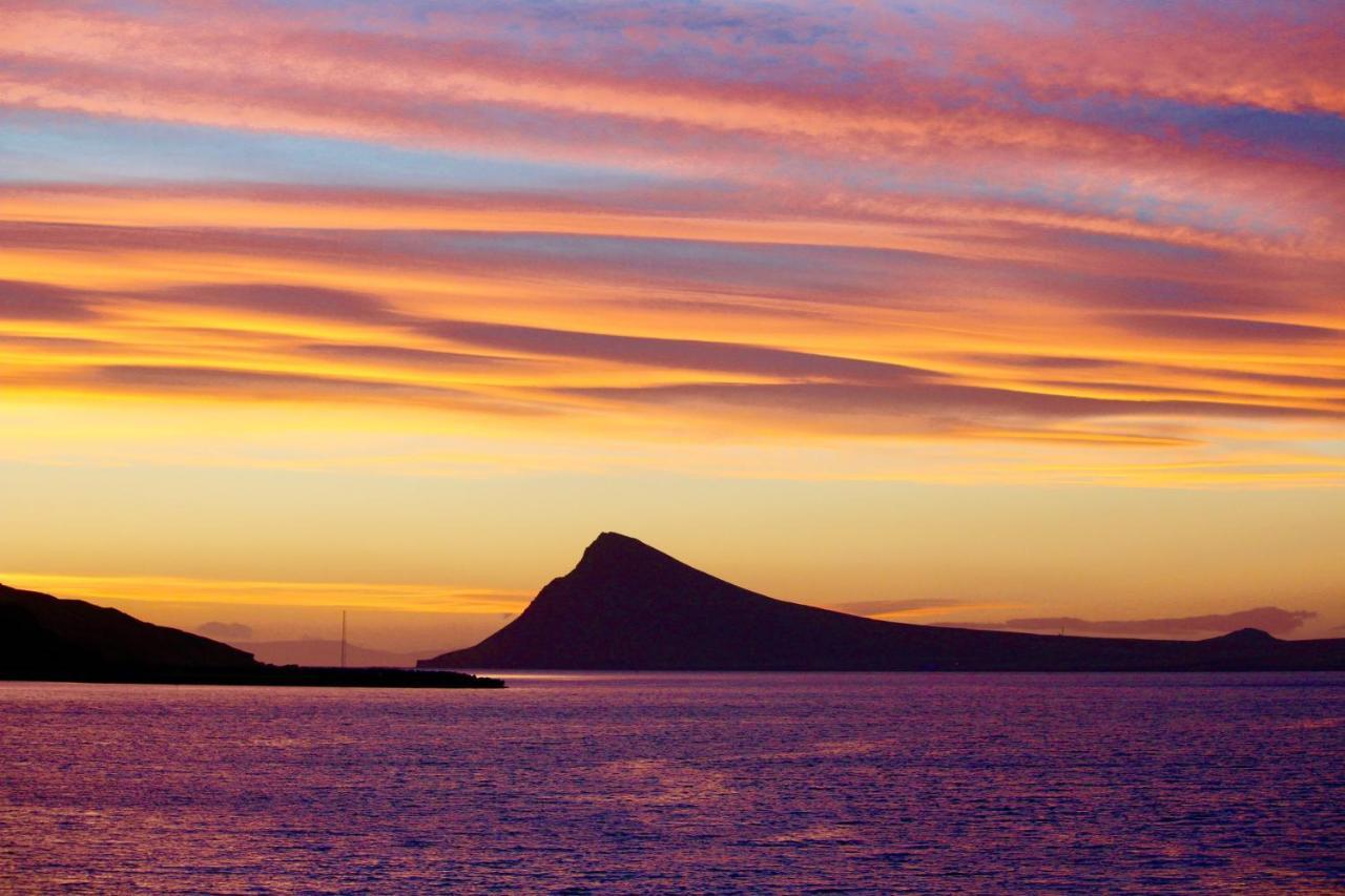 Urdartindur Guesthouse And Cottages Northurfjorthur Bagian luar foto